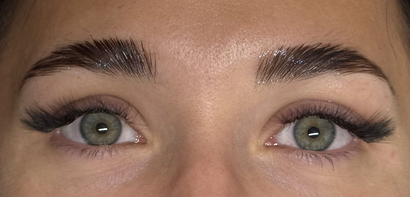 Sourcils relevés après un browlift, associé à une pose de cils effet fox eye, chez Maison Marine