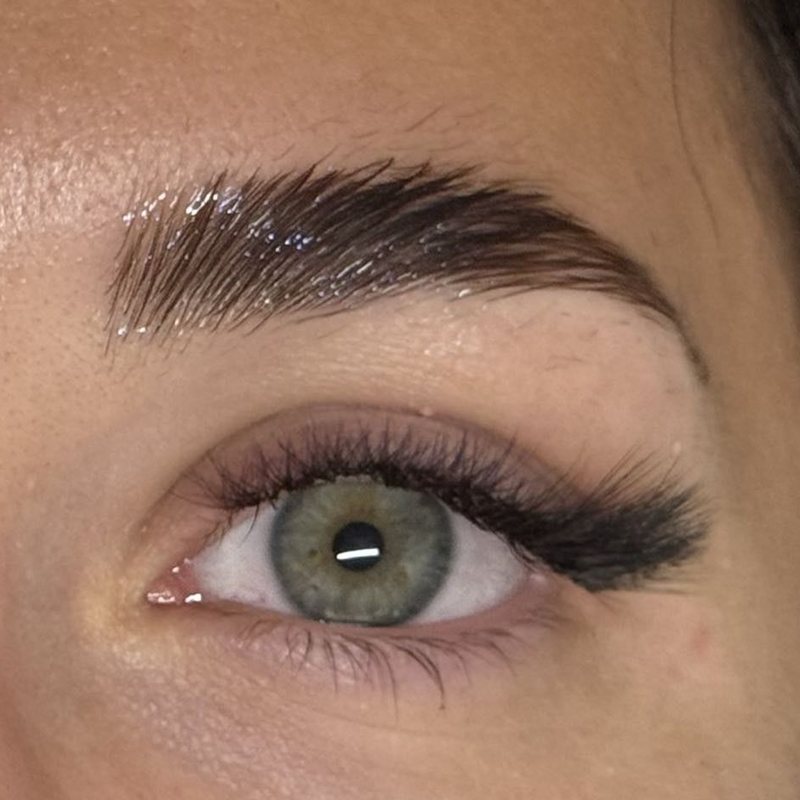 Browlift associé à une pose de cils effet fox eye